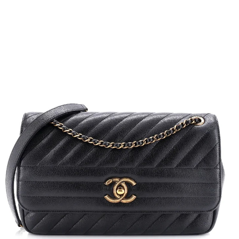 Quilted Shoulder Bag in Cream for a Classic and Elegant LookShoulder Bag with Chain Strap in Silver for a Trendy AppearanceCC Flap Bag Diagonal Quilted Goatskin Medium