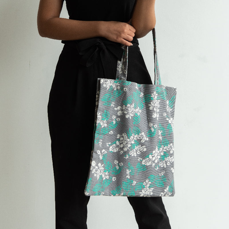 Women's Printed Tote Bag in Floral Patterns for a Spring - Themed Shopping TripWhite Blossoms Grey Tote Bag